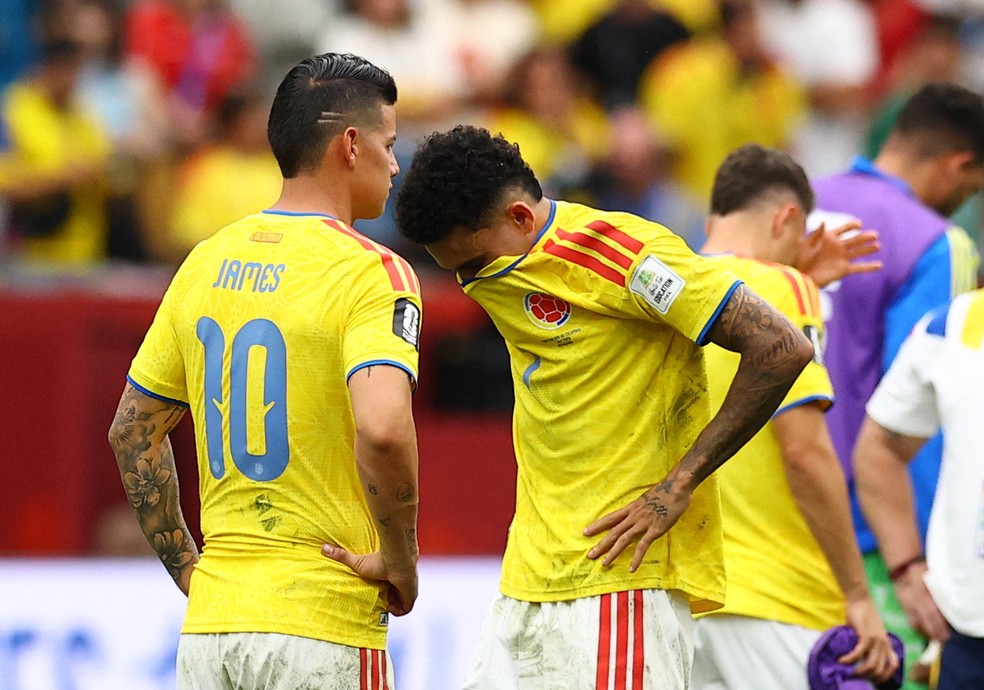 James Rodríguez e Luís Díaz após eliminação