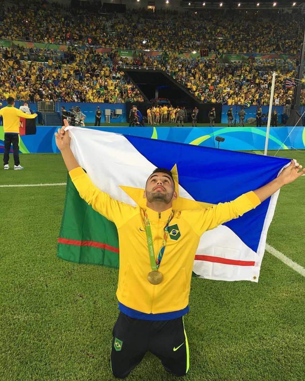 Thiago Maia empunha a bandeira de Roraima com a medalha de ouro no futebol na Rio-2016 — Foto: Imagem/Divulgação