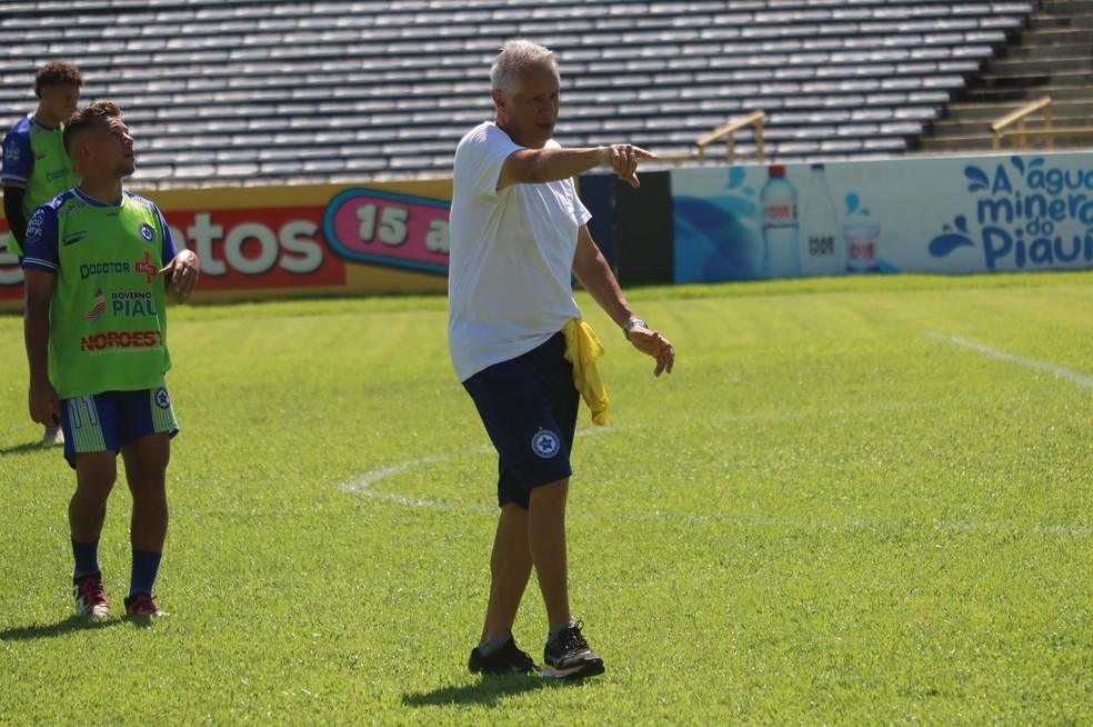 Arnaldo Lira orienta jogadores em treino no Albertão — Foto: Wenner Tito