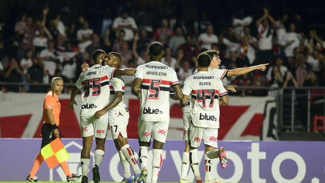 Sabino comemora gol do São Paulo contra o Talleres na Libertadores