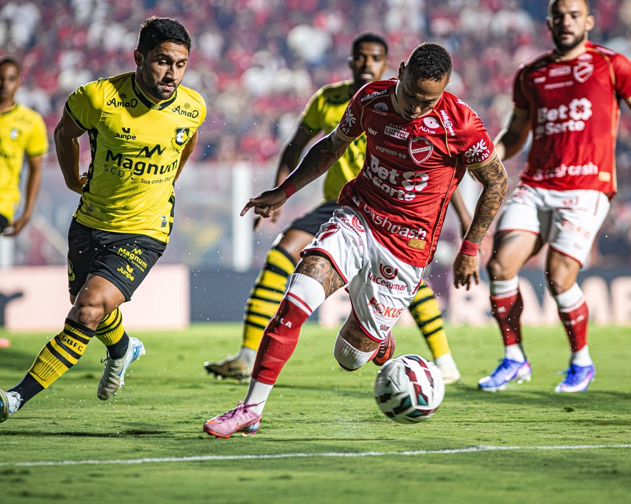 Janderson vibra com gol nos acréscimos: "Vila Nova é isso, acreditar até o final"
