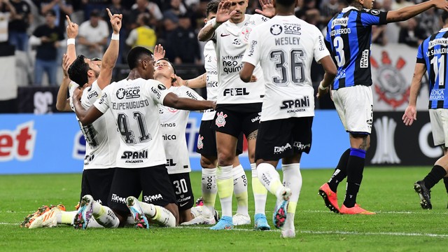 Jogadores do Corinthians comemoram gol sobre o Liverpool-URU