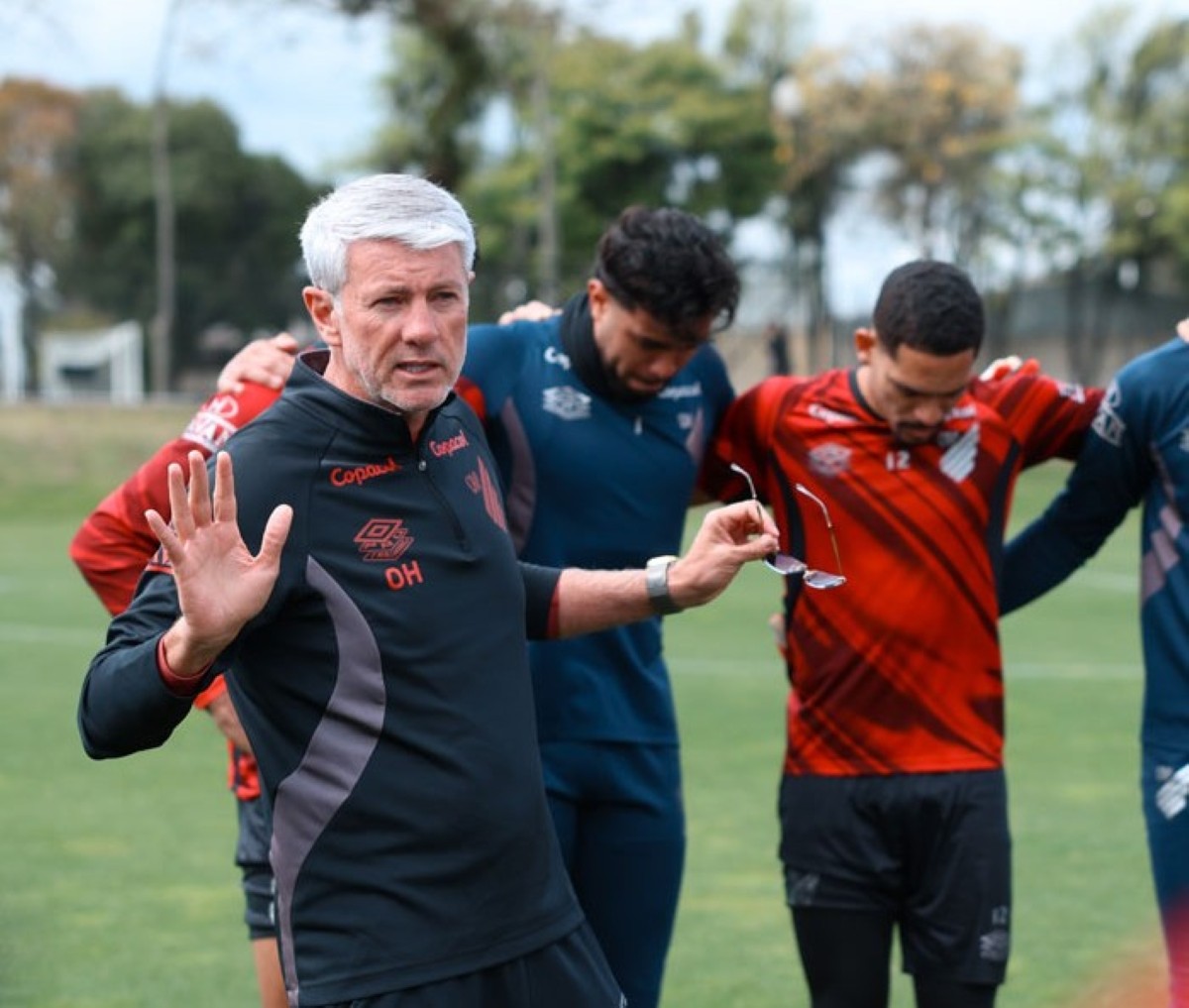 Escalação do Athletico: Odair esboça time sem trio titular para jogo contra o Bahia