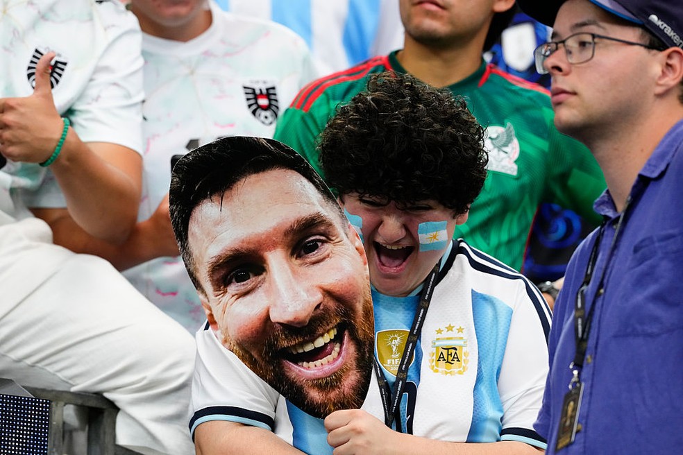 Torcedor comemora com a cara de Lionel Messi — Torcedor celebra Messi em Dallas