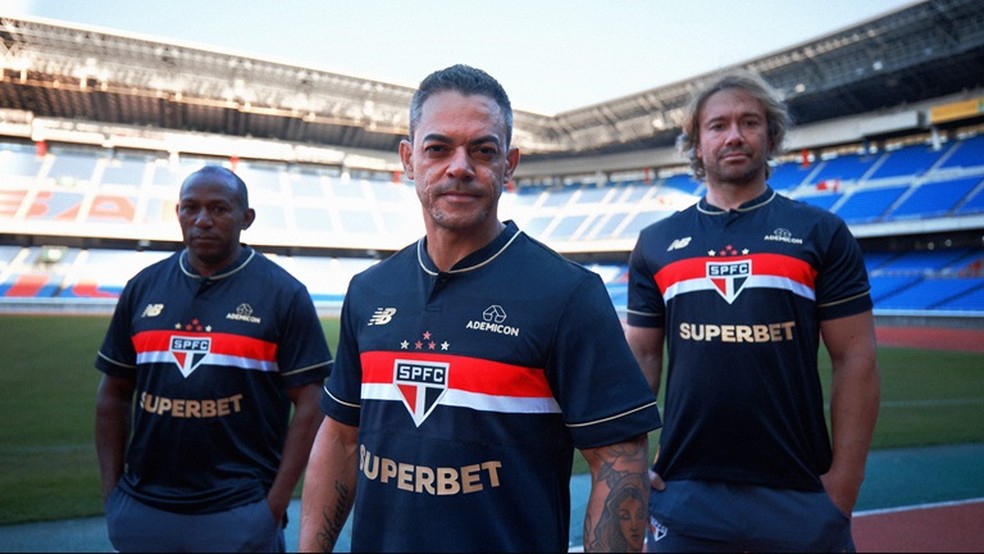 Mineiro, Josué e Lugano com a nova camisa do São Paulo — Foto: Divulgação