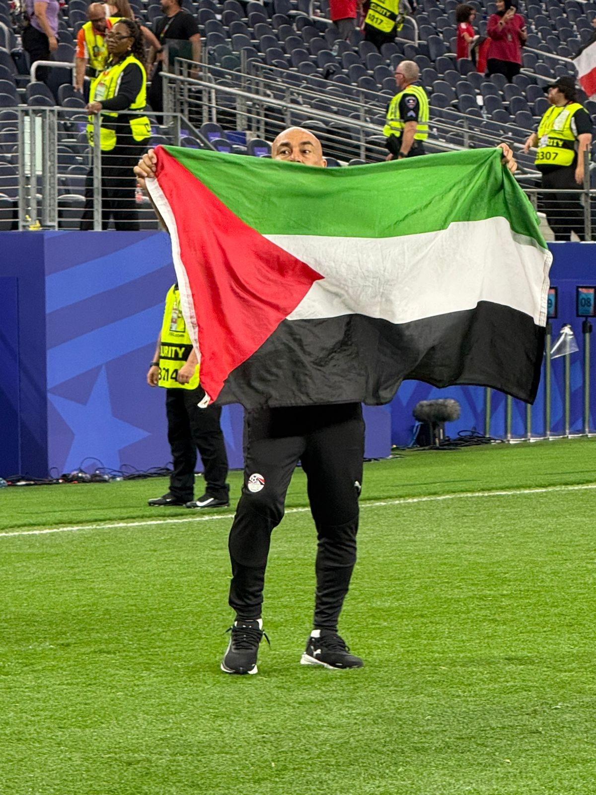 Técnico do Egito exibe bandeira da Palestina depois de classificação na Copa do Mundo