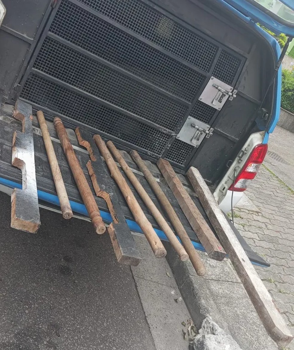 Pedaos de madeira apreendidos pela PM com torcedores, antes de Flamengo x Vasco  Foto: Divulgao: PMERJ