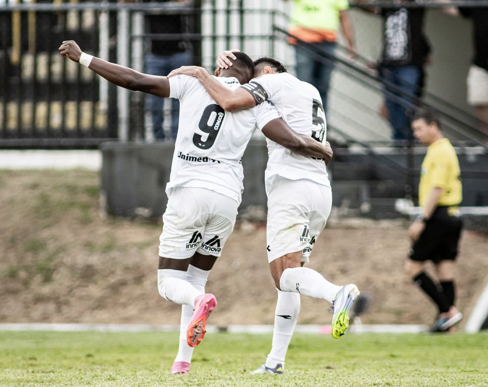 Edson comemora gol com Igor Bahia &mdash; Foto: Divulga&ccedil;&atilde;o/ABC