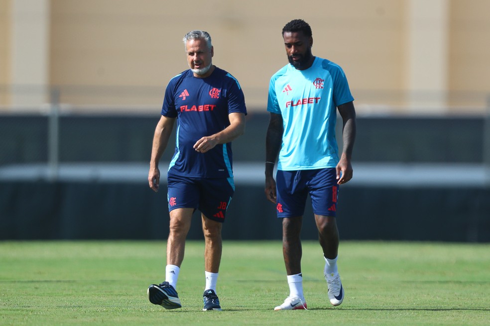 Boto ao lado de Gerson no treino do Flamengo  Foto: Gilvan de Souza / Flamengo