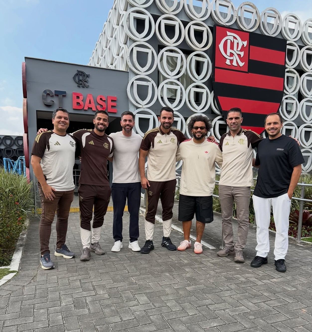 Marcelo visita Ninho do Urubu e interage com base do Flamengo