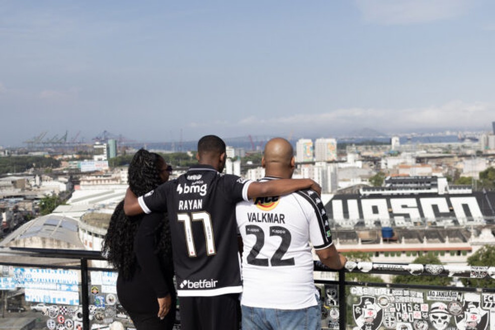 Rayan e famlia em So Janurio  Foto: Matheus Lima/Vasco