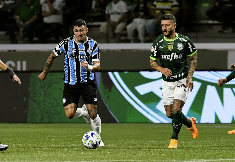 Flamengo despacha Bragantino em jogo frenético e cola no líder Palmeiras -  Placar - O futebol sem barreiras para você