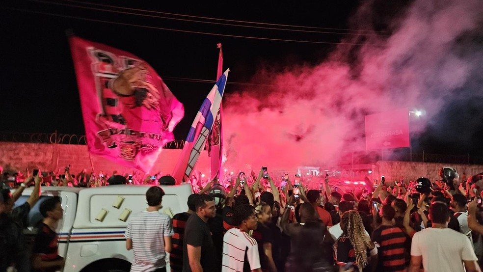 Torcida do Flamengo faz festa para jogadores no Maranhão — Foto: Lucas Rafael
