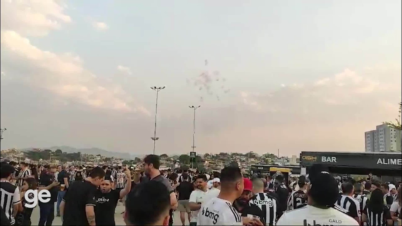 Torcida do Atlético-MG faz foguetório aos redores da Arena MRV