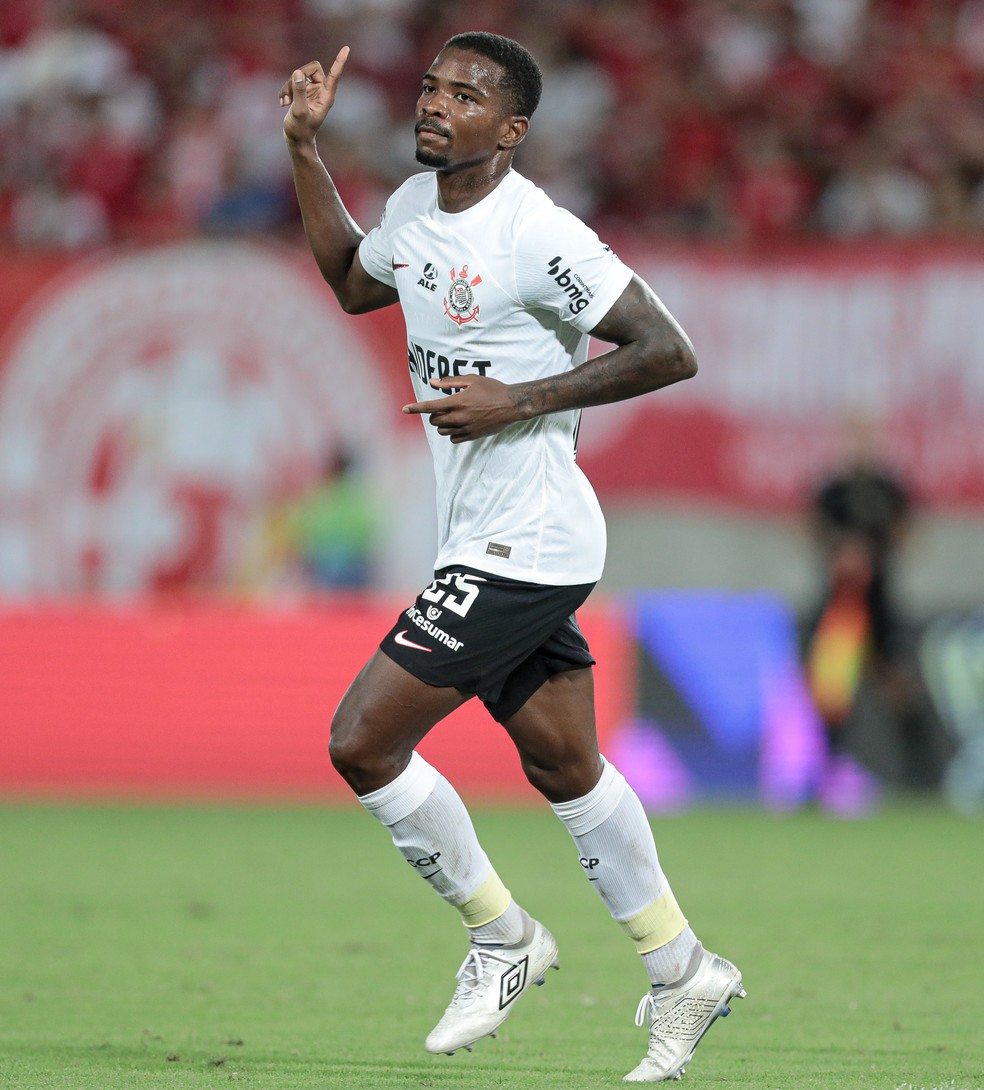 Cacá comemora gol anotado na vitória sobre o América-RN