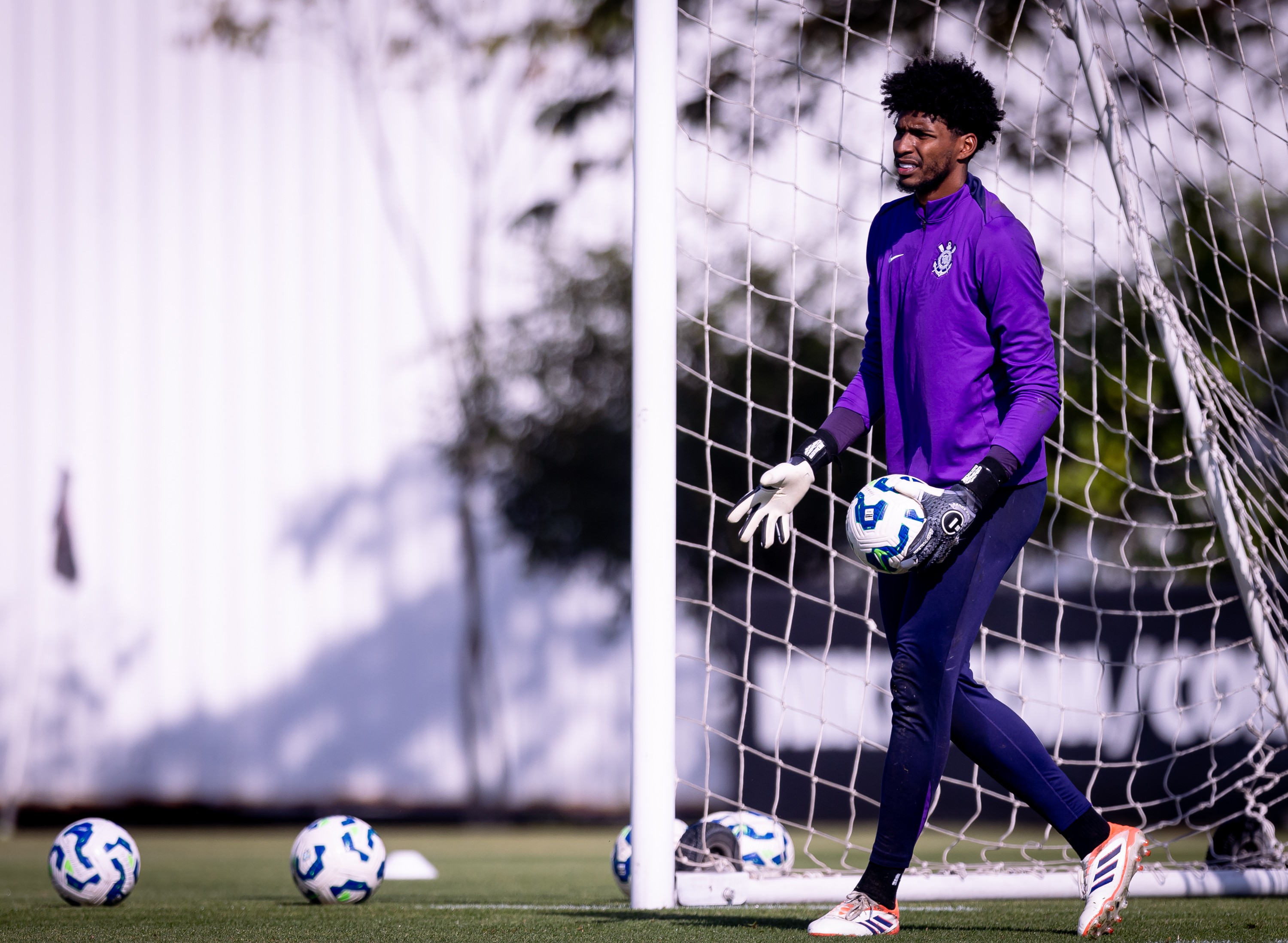 Hugo Souza, convocado para amistosos, desfalcará o Corinthians contra o Santos