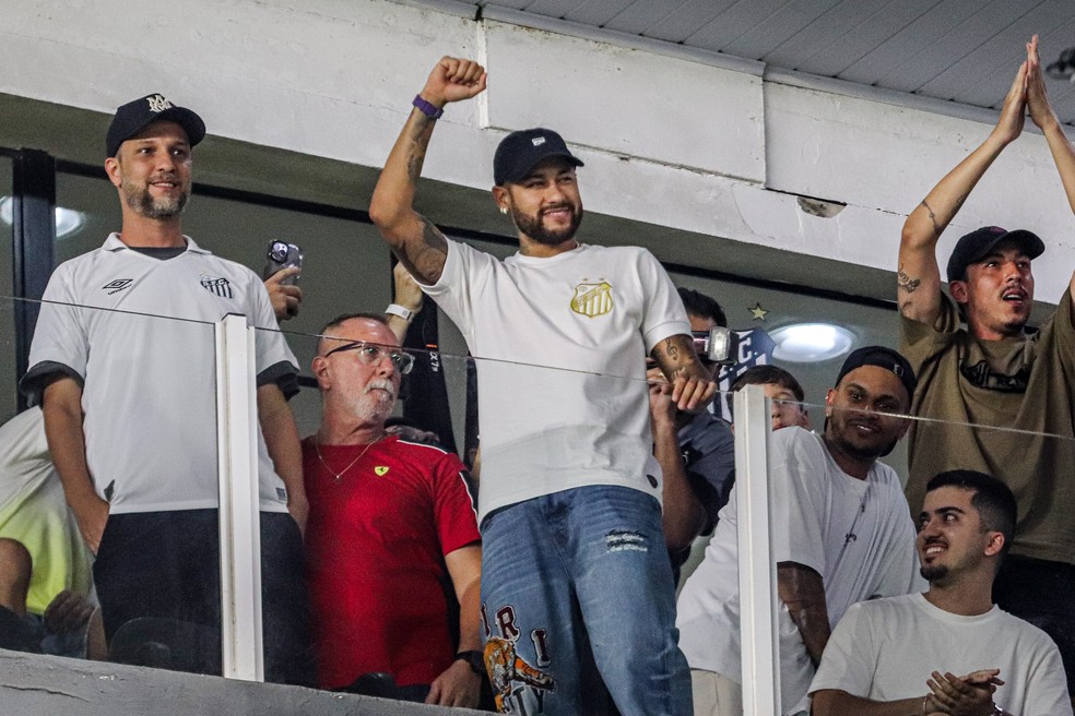 Neymar acompanha Santos x Palmeiras na Vila — Foto: Agif