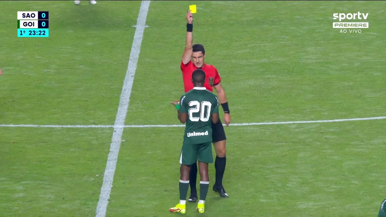 Árbitro dá amarelo para Willian Oliveira, mas troca para Diego após aviso do VAR