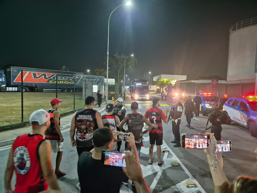 Torcida do Flamengo protesta contra jogadores por eliminação na Libertadores — Foto: Ronald Lincoln/ge