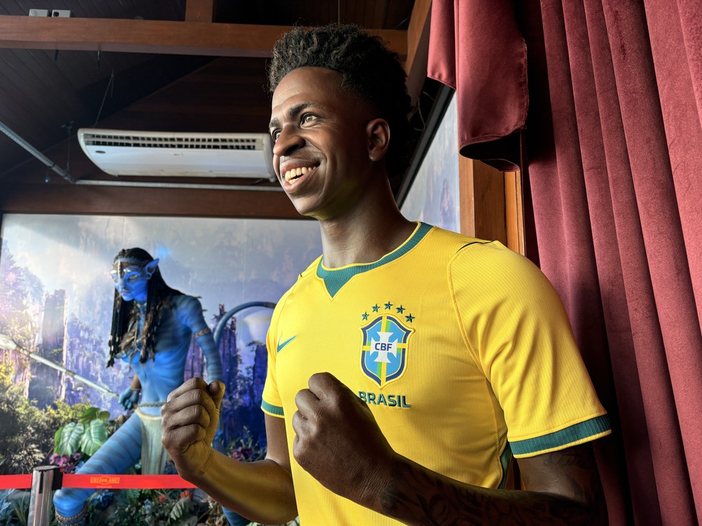 Estátua de Vini Jr visível próximo à entrada do museu