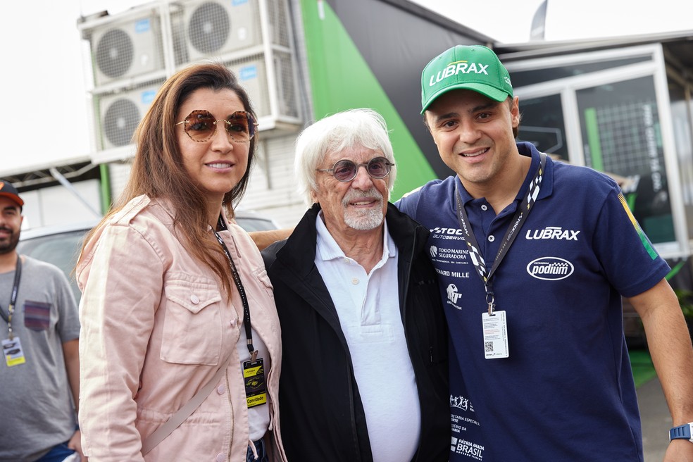 Bernie Ecclestone posa com a esposa Fabiana, vice-presidente da FIA para a América do Sul, e com Felipe Massa — Foto: Marcelo Machado de Melo