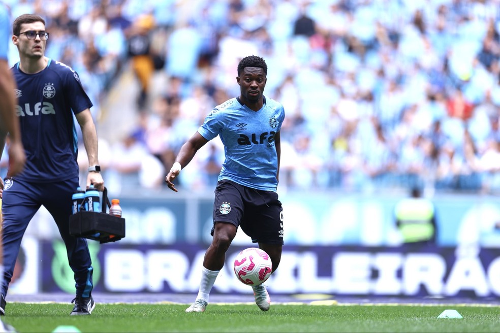 Amuzu antes de jogo do Grêmio — Foto: Lucas Uebel/Grêmio