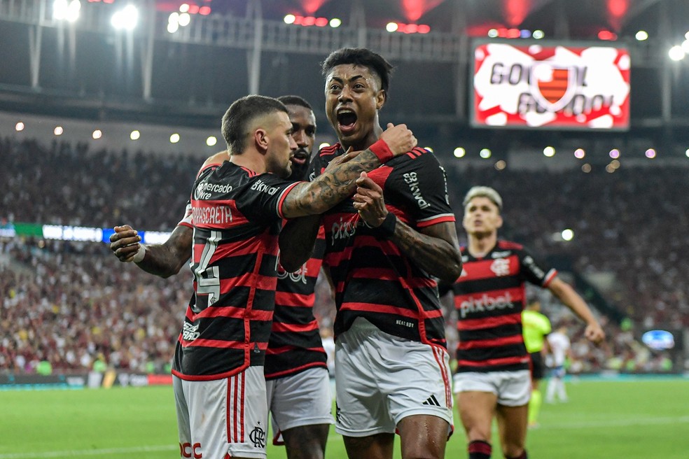 Bruno Henrique e Arrascaeta comemoram o gol em Flamengo x Bahia — Foto: Thiago Ribeiro/AGIF