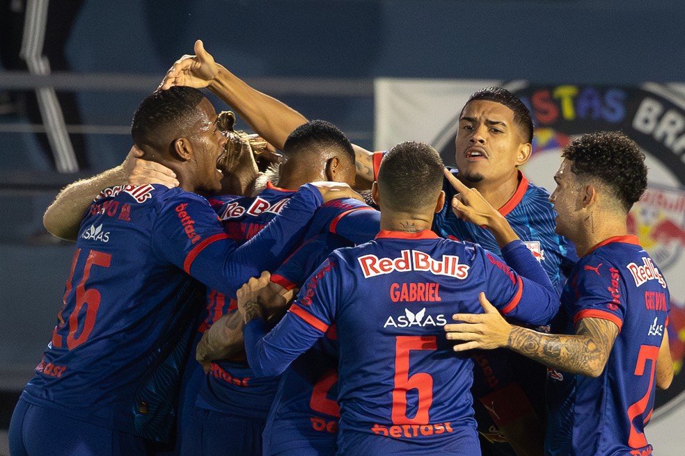 Depois de flertar com o rebaixamento, Bragantino conseguiu arrancada para a primeira página da tabela  — Foto: Joisel Amaral/AGIF