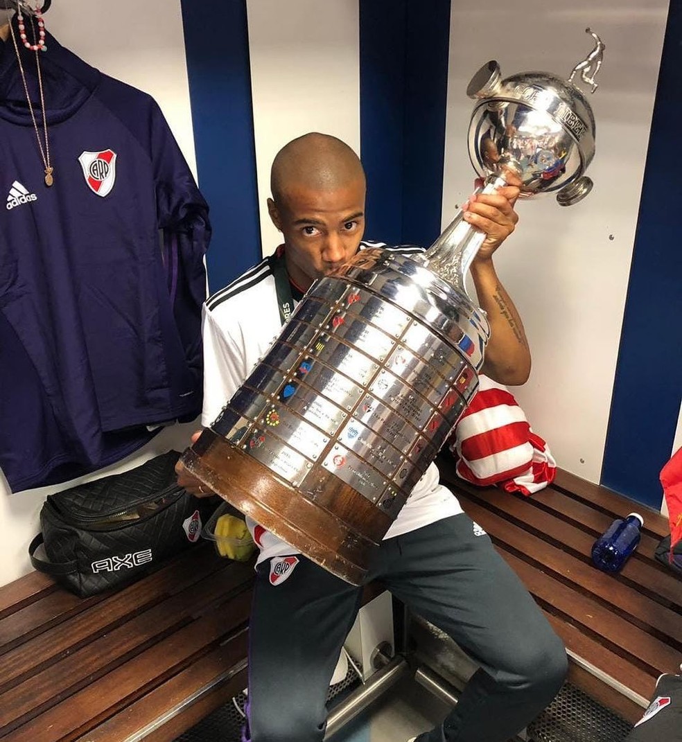 De La Cruz com a taça da Libertadores pelo River Plate em 2018 — Foto: Divulgação