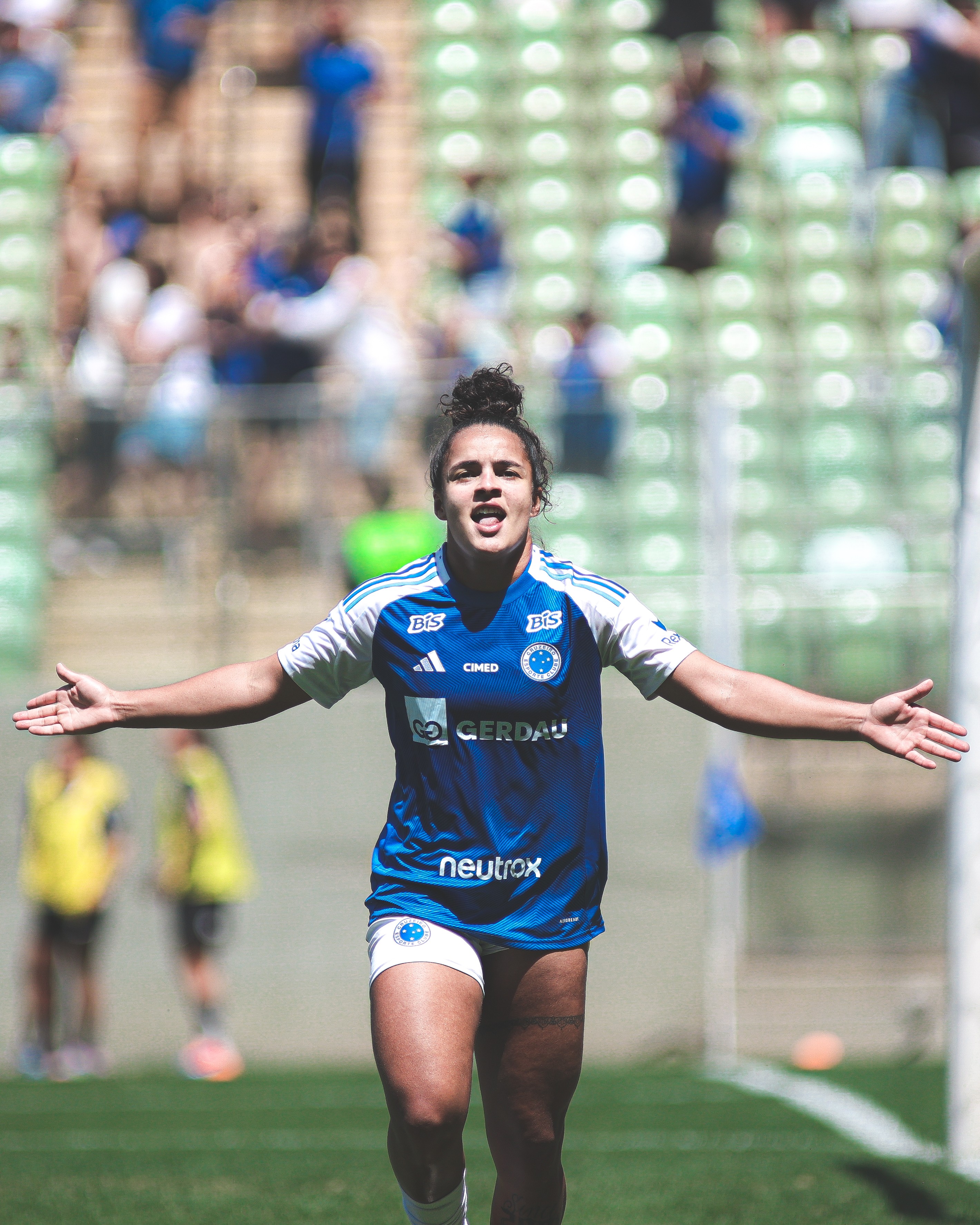 Cruzeiro anuncia venda de lateral para o PSG em negociação histórica no feminino.