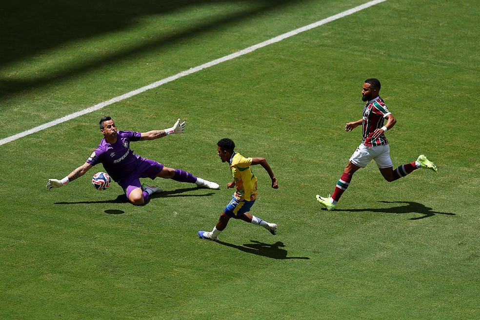 Fábio faz defesaça em chute chute de Matthews em Mamelodi x Fluminense — Foto: Dan Mullan/Getty Images