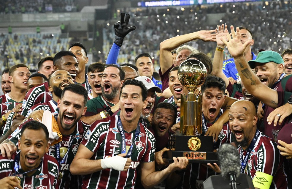 Elenco do Fluminense com a taça da Recopa Sul-Americana 2024, conquistada no Maracanã — Foto: André Durão