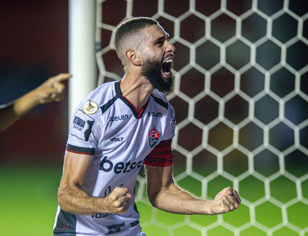 Wagner Leonardo comemora gol do Vitória contra o Internacional — Foto: Jhony Pinho/AGIF