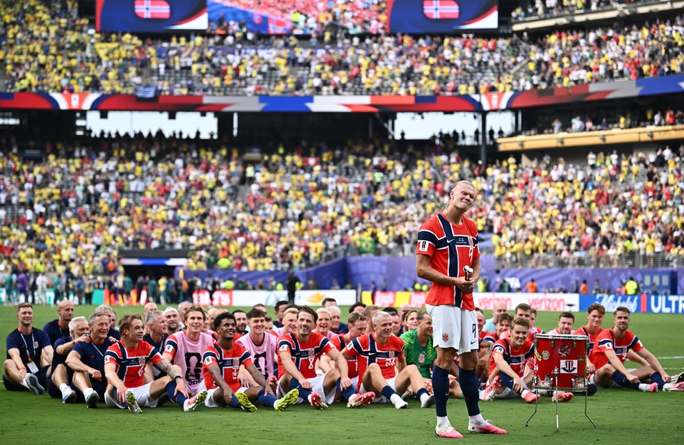 Haaland puxa a comemoração da Noruega após eliminar o Brasil — Foto: REUTERS/Dylan Martinez