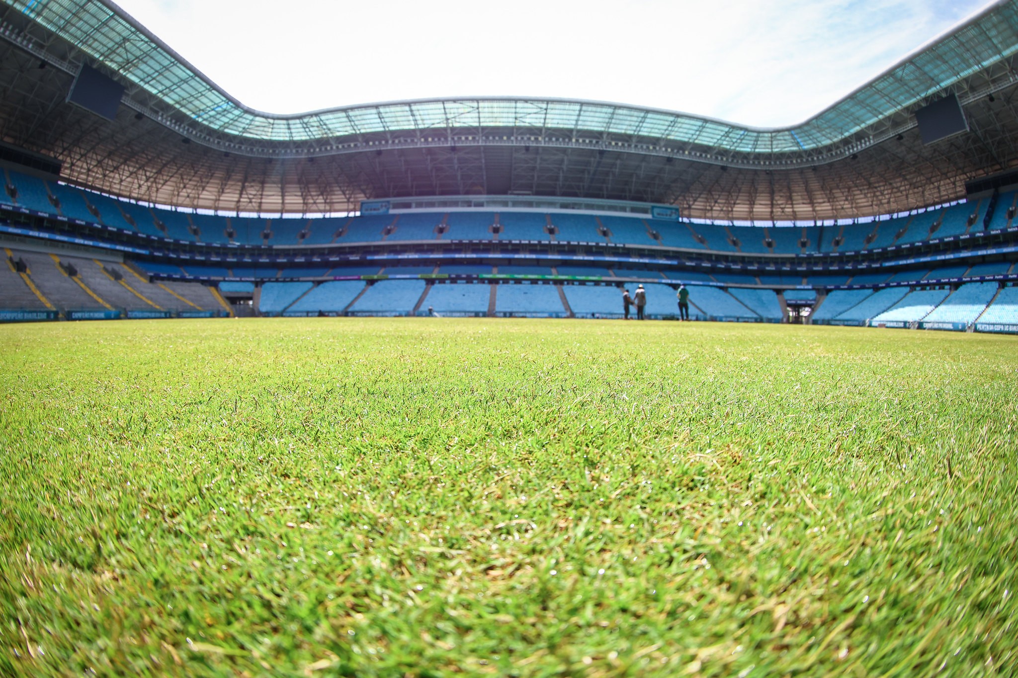 Grêmio finaliza substituição do gramado da Arena em reforma de infraestrutura.