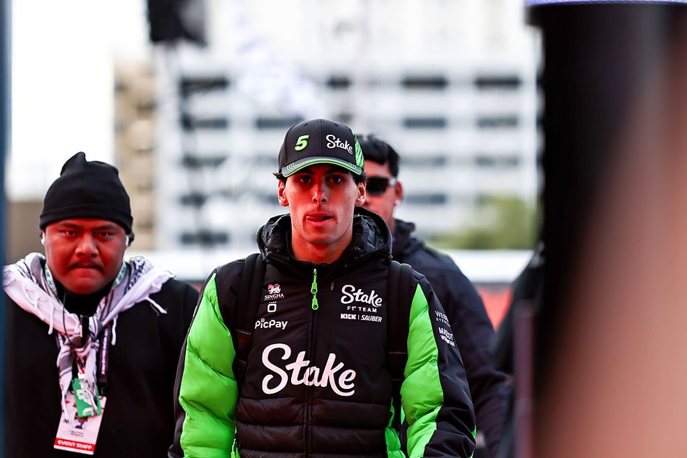 Gabriel Bortoleto abandonou duas corridas seguidas na primeira volta — Foto: Stefano Facchin/Alessio Morgese/NurPhoto via Getty Images