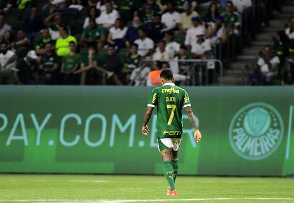 Dudu retorna ao Palmeiras após período de ausência e exibe ritmo abaixo.