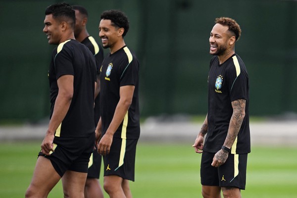 Neymar treina junto com restante do grupo na Seleção nesta quintta-feira — Foto: Mauro Pimentel/AFP