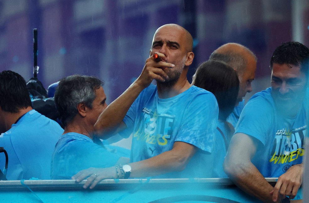 Pep Guardiola, com seu charuto, no desfile do Manchester City aps a conquista da Champions  Foto: Molly Darlington/Reuters