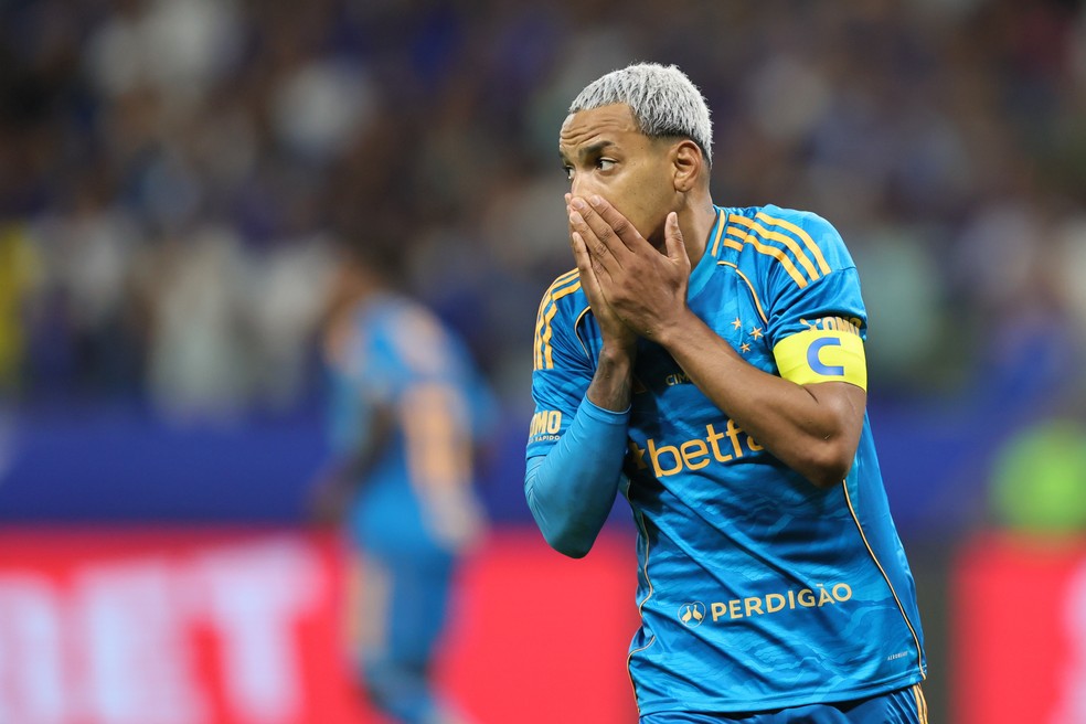 Matheus Pereira lamenta durante jogo entre Cruzeiro e Sport — Foto: Gilson Lobo/AGIF