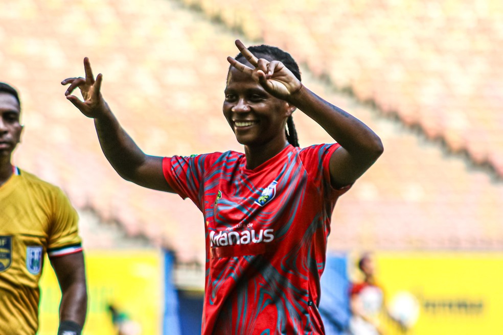 Moara foi o destaque da partida, com dois gols &mdash; Foto: Jo&aacute;o Normando