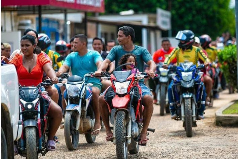 Centenas de motociclistas recepcionaram o árbitro Anderson Daronco — Foto: Laiza Balieiro
