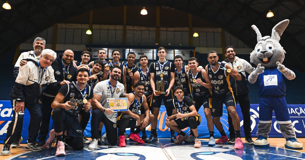 Jogadores do Mogi comemorando a vitória na final da LDB