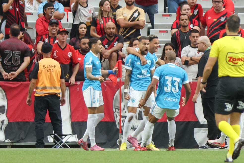 Bruno Santos comemora gol do Londrina sobre o Athletico