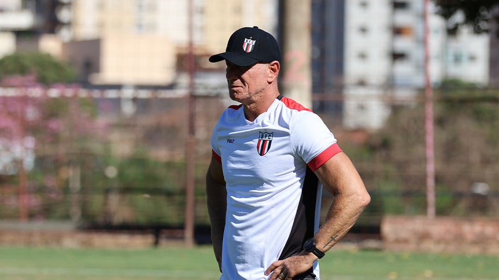 Ivan Izzo, técnico interino do Botafogo-SP — Foto: João Victor Cristovão / Agência Botafogo