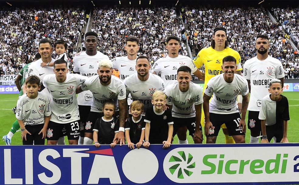 Jogadores titulares do Corinthians contra o Guarani — Foto: Marcos Ribolli