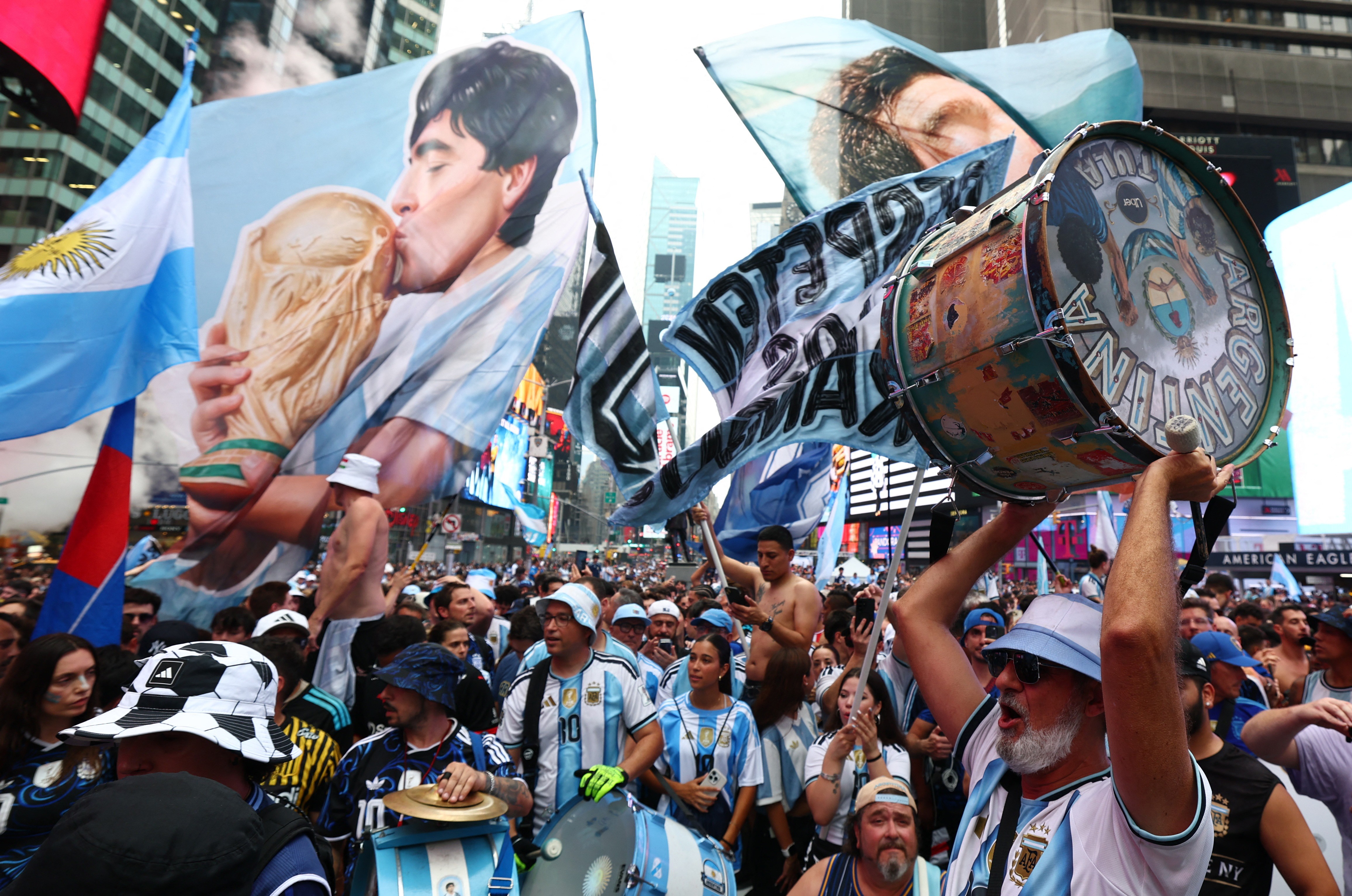 Festa argentina toma conta da Times Square e leva multidão às ruas antes da final; veja imagens