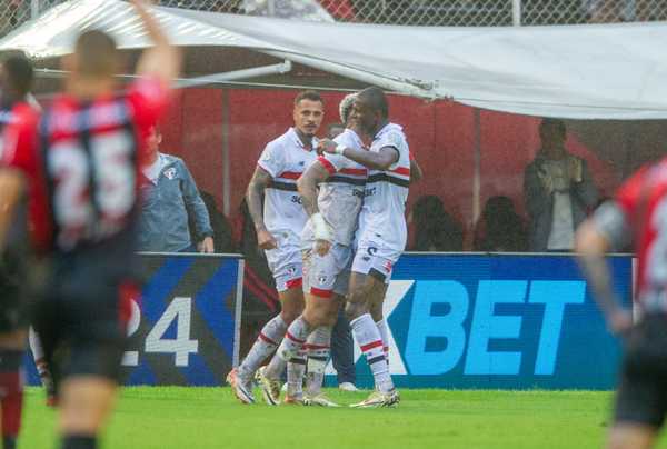 Luciano brilha e meias se destacam em vitória do São Paulo no Barradão