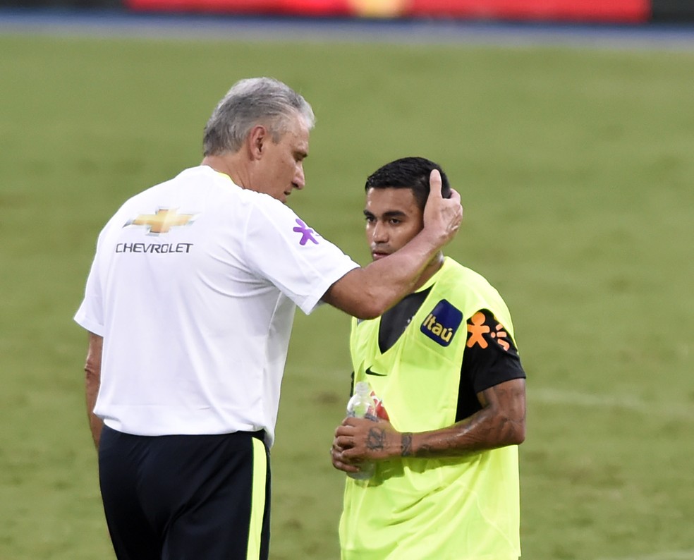 Tite e Dudu no treino da Seleção no Nilton Santos em 2017 — Foto: André Durão