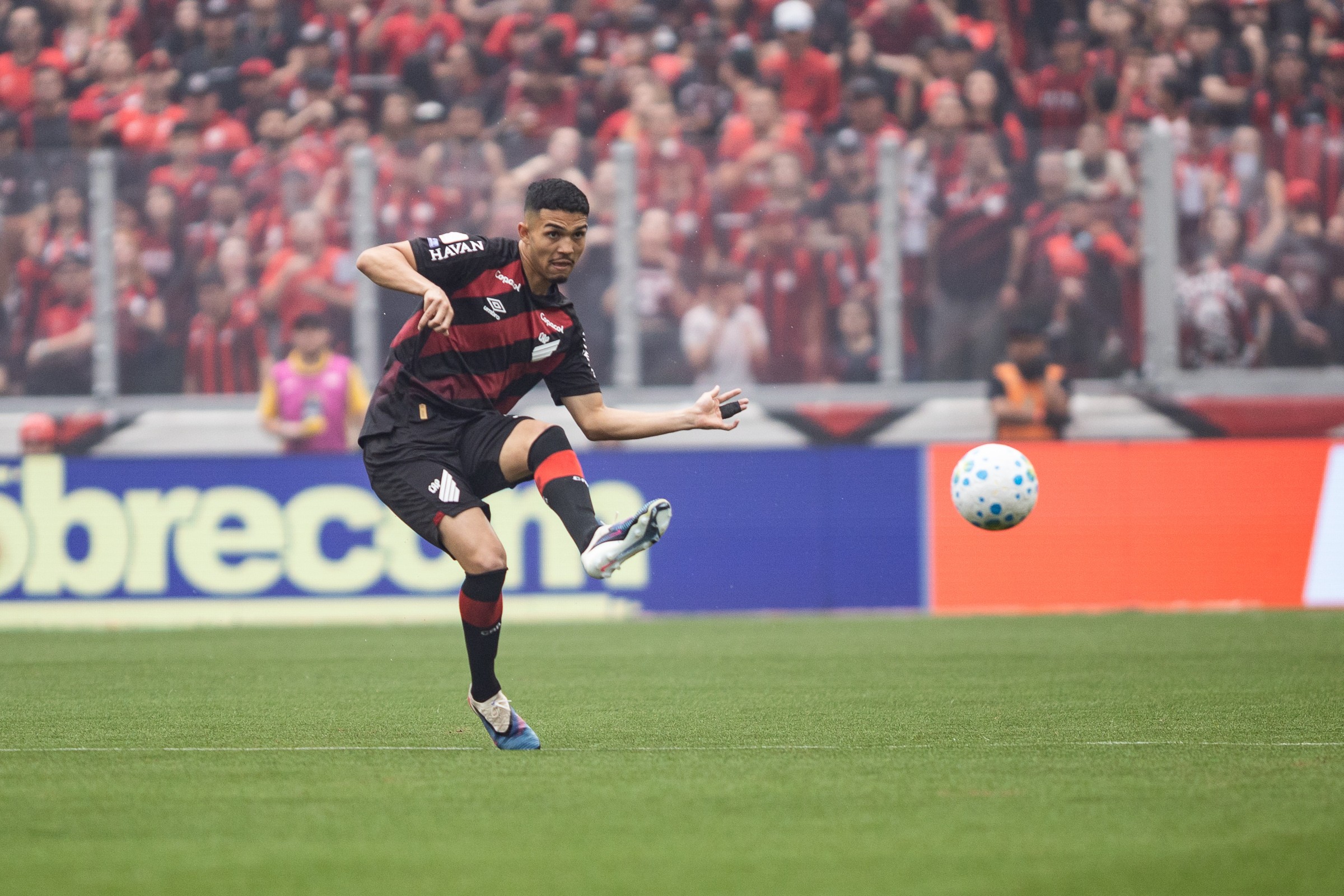 Conheça Arthur Dias, zagueiro do Athletico que é novidade na convocação da Seleção
